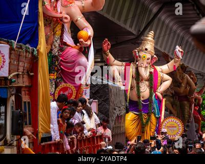 MUMBAI, INDIA - 28 settembre 2023: Migliaia di devoti si rivolgono al più alto Lord Ganesha con i colori a Mumbai durante Ganesh Visarjan Foto Stock