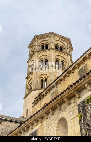 Bellissima chiesa romanica antica ad Anzy-le-Duc a Saone-et-Loire in Francia Foto Stock