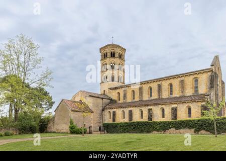 Bellissima chiesa romanica antica ad Anzy-le-Duc a Saone-et-Loire in Francia Foto Stock