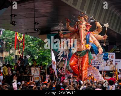 MUMBAI, INDIA - 28 settembre 2023: Migliaia di devoti si rivolgono al più alto Lord Ganesha con i colori a Mumbai durante Ganesh Visarjan Foto Stock