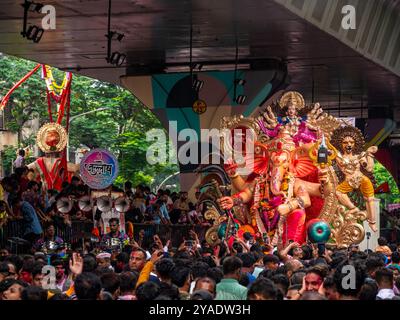 MUMBAI, INDIA - 28 settembre 2023: Migliaia di devoti si rivolgono al più alto Lord Ganesha con i colori a Mumbai durante Ganesh Visarjan Foto Stock