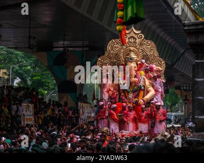 MUMBAI, INDIA - 28 settembre 2023: Migliaia di devoti si recano al Lalbaug cha Raja Ganesha più alto di Mumbai durante Ganesh Visarjan Foto Stock