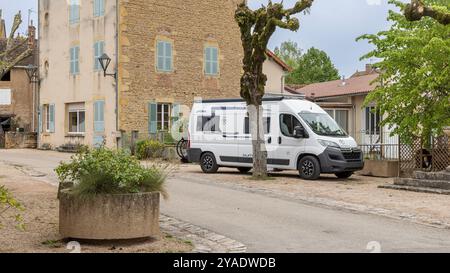 Anzy-le-Duc, Francia - 30 aprile 2024: Camper parcheggiata nella splendida città antica di Anzy-le-Duc a Saone-et-Loire in Francia Foto Stock