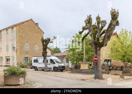 Anzy-le-Duc, Francia - 30 aprile 2024: Camper parcheggiata nella splendida città antica di Anzy-le-Duc a Saone-et-Loire in Francia Foto Stock