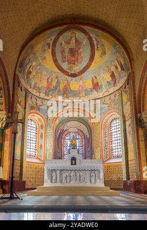 Anzy-le-Duc, Francia - 30 aprile 2024: Interno della colorata chiesa romanica Antica di Anzy-le-Duc a Saone-et-Loire in Francia Foto Stock