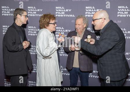 Mill Valley, Stati Uniti. 12 ottobre 2024. Il produttore Liz Kearney, il regista del Mill Valley Film Festival Zoe Elton, il direttore esecutivo del Mill Valley Film Festival Mark Fishkin, il regista Adam Elliot e i personaggi Grace e Gilbert Budel partecipano alla proiezione di "Memoir of a Snail" durante il 47th Mill Valley Film Festival all'Outdoor Art Club il 12 ottobre 2024 a Mill Valley, California. Foto: Picture Happy/imageSPACE credito: Imagespace/Alamy Live News Foto Stock