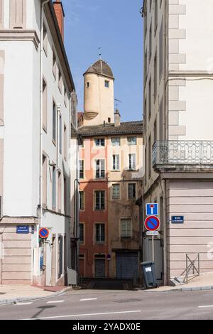 Chalon-sur-Saone, Francia - 30 aprile 2024: Paesaggio urbano con vicolo e torre in casa a Chalon-sur-Saone, nella regione della Borgogna in Francia Foto Stock