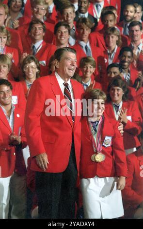 Mary Lou Retton. Ritratto dell'ex ginnasta vincitrice della medaglia d'oro olimpica, Mary Lou Retton (1968) con il presidente Ronald Reagan ai Giochi Olimpici di Los Angeles nel 1984 Foto Stock