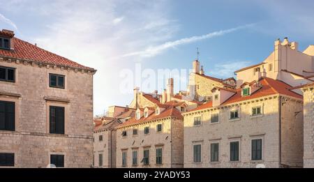 Edifici nella città vecchia di Dubrovnik al tramonto, Croazia. Foto Stock