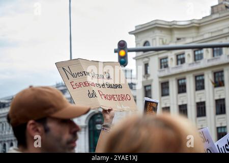 Madrid, Madrid, Spagna. 13 ottobre 2024. Diversi gruppi hanno chiesto questa domenica nella capitale spagnola una protesta per denunciare la questione degli alloggi. Migliaia di persone sono scese in strada in Spagna per chiedere alloggi a prezzi accessibili. La protesta riflette la crescente preoccupazione per la crisi abitativa in molte città, dove i prezzi sono aumentati in modo significativo, rendendo difficile trovare un posto in cui vivere. La domanda di soluzioni e politiche che garantiscano l'accesso a alloggi a prezzi ragionevoli è una questione molto importante nella Spagna contemporanea. Crediti: ZUMA Press, Inc./Alamy Live News Foto Stock