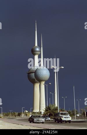 Prima guerra del Golfo: 8 marzo 1991 le iconiche torri del Kuwait a Kuwait City si stagliano contro un cielo oscurato dal fumo dei pozzi di petrolio in fiamme. Foto Stock