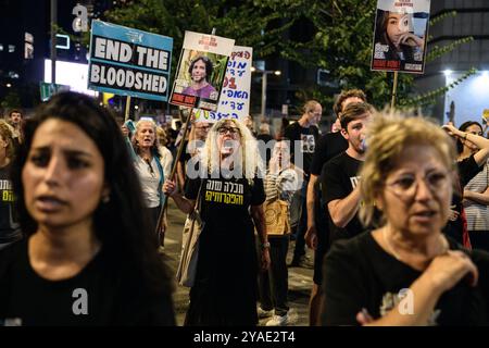 Israele. 12 ottobre 2024. I sostenitori hanno manifestato con i membri della famiglia degli ostaggi israeliani contro il primo ministro Benjamin Netanyahu, chiedendo un accordo immediato con gli ostaggi e il cessate il fuoco di fronte al quartier generale dell'IDF. Tel Aviv, Israele. 12 ottobre 2024. (Matan Golan/Sipa USA). Crediti: SIPA USA/Alamy Live News Foto Stock