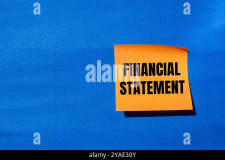 Messaggio di rendiconto finanziario scritto su carta arancione con sfondo blu. Simbolo del bilancio concettuale. Copia spazio. Foto Stock