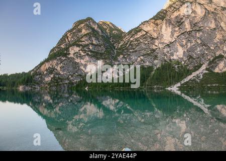 Riflessioni pomeridiane al Pragser Wildsee, Dolomiti, con cime rocciose e foreste di pini in estate Foto Stock