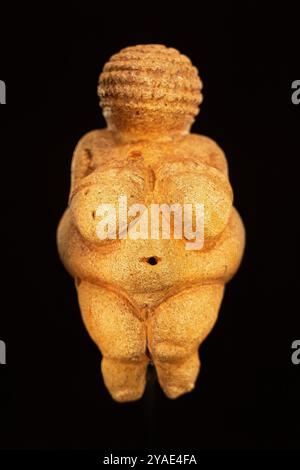 Vienna, Austria - 26 aprile 2024: Fronte di Venere dal Willendorf Naturhistorisches Museum Foto Stock