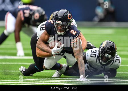 DJ Moore dei Chicago Bears è placcato da Montaric Brown dei Jacksonville Jaguars e Chad Muma dei Jacksonville Jaguars dopo aver fatto una presa durante la partita della settimana 6 Chicago Bears vs Jacksonville Jaguars al Tottenham Hotspur Stadium, Londra, Regno Unito, 13 ottobre 2024 (foto di Craig Thomas/News Images) Foto Stock