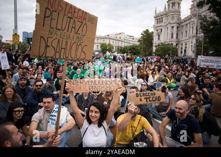 Madrid, Spagna. 13 ottobre 2024. Centinaia di manifestanti tengono dei cartelli durante una dimostrazione. I collettivi chiedono una dimostrazione a Madrid, con lo slogan "e' finita. Riduciamo gli affitti”, chiedendo il diritto a un alloggio decente e a prezzi di affitto equi. Credito: SOPA Images Limited/Alamy Live News Foto Stock