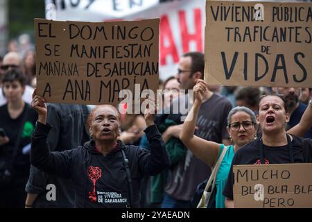 Madrid, Spagna. 13 ottobre 2024. Centinaia di manifestanti tengono dei cartelli durante una dimostrazione. I collettivi chiedono una dimostrazione a Madrid, con lo slogan "e' finita. Riduciamo gli affitti”, chiedendo il diritto a un alloggio decente e a prezzi di affitto equi. Credito: SOPA Images Limited/Alamy Live News Foto Stock