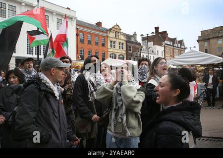 Cambridge, Inghilterra, Regno Unito. 13 ottobre 2024. I manifestanti gridano a Costa mentre passano la loro marcia. I manifestanti si radunano attraverso il centro di Cambridge chiedendo che l'università e il pubblico in generale cedano e boicottino le aziende che sostengono gli israeliani nella loro guerra contro Gaza, Libano e Cisgiordania. (Credit Image: © Martin Pope/ZUMA Press Wire) SOLO PER USO EDITORIALE! Non per USO commerciale! Foto Stock