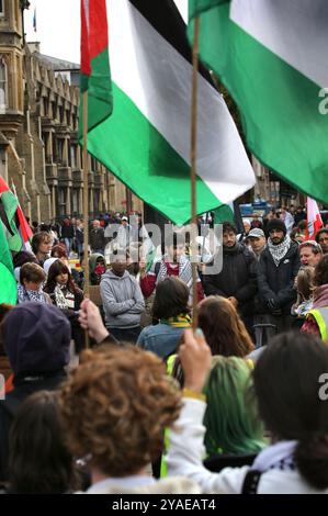 Cambridge, Inghilterra, Regno Unito. 13 ottobre 2024. Manifestanti, ascolta i discorsi fuori dal Kings College prima di scendere in strada. Qui è dove è stato posto un campo di resistenza lo scorso anno accademico. I manifestanti si radunano attraverso il centro di Cambridge chiedendo che l'università e il pubblico in generale cedano e boicottino le aziende che sostengono gli israeliani nella loro guerra contro Gaza, Libano e Cisgiordania. (Credit Image: © Martin Pope/ZUMA Press Wire) SOLO PER USO EDITORIALE! Non per USO commerciale! Foto Stock