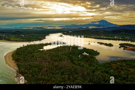 Il monte Kinabalu Gayo Ngaran o Nulu Nabalu o Gunung Kinabalu è la montagna più alta del Borneo e della Malesia, 4095 m, protetta come Kinabalu Park, a World Foto Stock