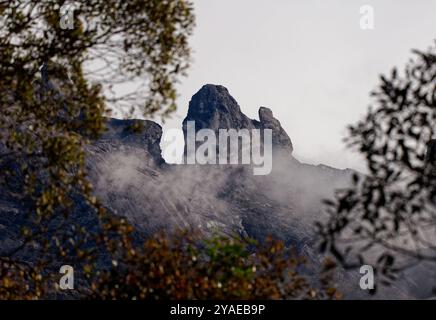 Il monte Kinabalu Gayo Ngaran o Nulu Nabalu o Gunung Kinabalu è la montagna più alta del Borneo e della Malesia, 4095 m, protetta come Kinabalu Park, a World Foto Stock