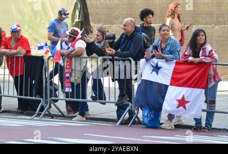 New York, Stati Uniti. 13 ottobre 2024. Gli spettatori aspettano l'inizio della sfilata ispanica lungo la Sixth Avenue a New York. Crediti: Ryan Rahman/Alamy Live News Foto Stock