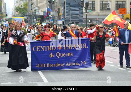 New York, Stati Uniti. 13 ottobre 2024. Il Centro Espanol de Queens partecipa alla sfilata Hispanic Day Parade lungo la Sixth Avenue a New York City. Crediti: Ryan Rahman/Alamy Live News Foto Stock