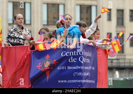 New York, Stati Uniti. 13 ottobre 2024. Il Centro Espanol de Queens partecipa alla sfilata Hispanic Day Parade lungo la Sixth Avenue a New York City. Crediti: Ryan Rahman/Alamy Live News Foto Stock