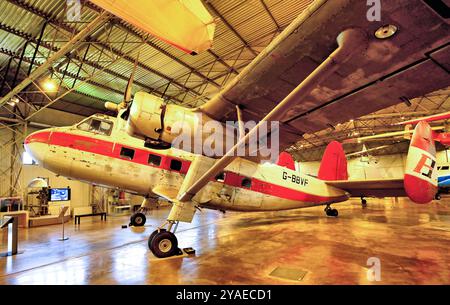 National Museum of Flight Scotland un velivolo bimotore G-BBVF Twin Pioneer Series 3 della Scottish Aviation con tre pinne e timoni Foto Stock