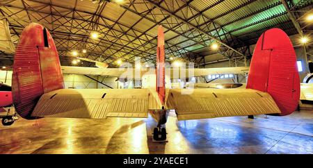 National Museum of Flight Scotland un velivolo bimotore G-BBVF Twin Pioneer Series 3 della Scottish Aviation con tre pinne e timoni Foto Stock