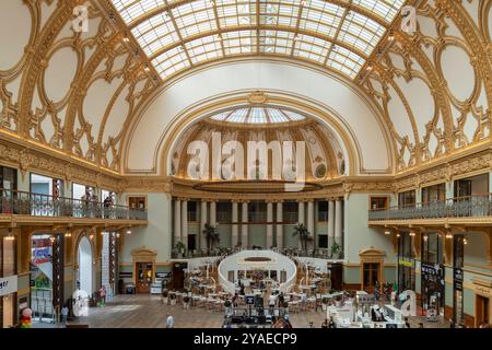 Lussuoso centro commerciale al coperto situato sulla Meir, la principale via dello shopping nella città di Anversa, in Belgio. Foto Stock