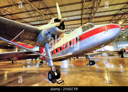 National Museum of Flight Scotland un velivolo bimotore G-BBVF Twin Pioneer Series 3 della Scottish Aviation con tre pinne e timoni Foto Stock