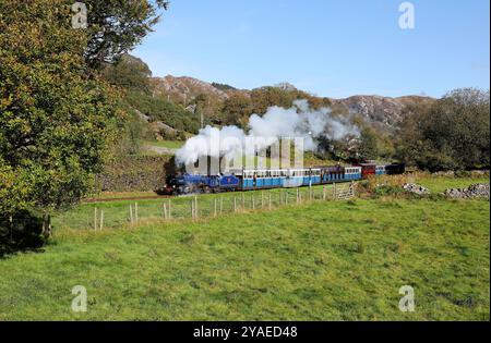 Whillan Beck dirige la banca dal Green di Eskdale Green il 10.10.24. Foto Stock