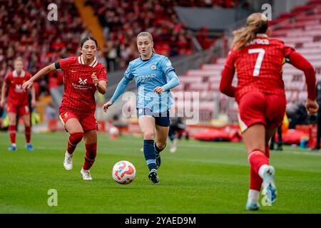 Liverpool, Regno Unito. Domenica 13 ottobre 2024, Barclays Women's Super League: Liverpool FC Women vs Manchester City Women at Anfield. Jess Park tiene la palla mentre due giocatori del Liverpool la chiudono. Credito James Giblin/Alamy Live News. Foto Stock