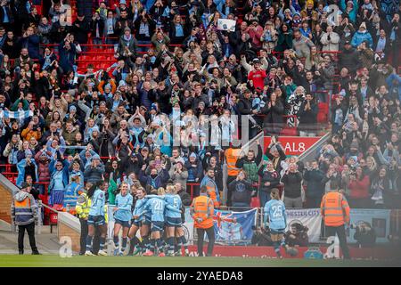 Liverpool, Regno Unito. Domenica 13 ottobre 2024, Barclays Women's Super League: Liverpool FC Women vs Manchester City Women at Anfield. I tifosi del Machester City festeggiano mentre anche i giocatori celibano in campo dopo averlo fatto 2-1. Credito James Giblin/Alamy Live News. Foto Stock