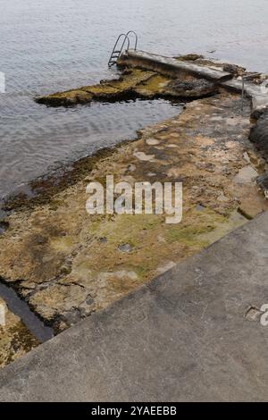 ingresso dell'acqua. Wassereinstieg. baia. ruggine. Bucht. Rost. Spinola Bay. Malta. San Giljan Foto Stock