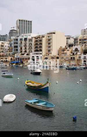 weisse Beiboot. gommone bianco. Hafen. Porta. Spinola Bay. Malta. St. Giljan Foto Stock