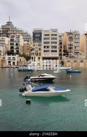 Spinola Bay. St. Giljan. Hafen. Porta. Mare. Meer. Schiffe. Boote. barca. Malta. Foto Stock