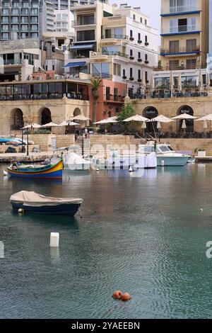 Spinola Bay. St. Giljan. Hafen. Porta. Mare. Meer. Schiffe. Boote. barca. Malta. Foto Stock