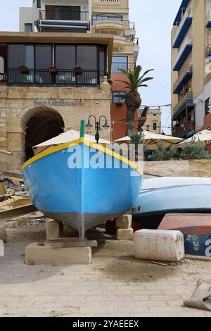 Blaues Boot. barca blu. Riparaz. riparazione. gelber Rand. gelber Rahmen. Hafen. Porta. Haber. Malta. St. Giljan Foto Stock