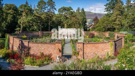 LINGHOLM, KESWICK, REGNO UNITO - 12 SETTEMBRE 2024. Una vista panoramica del giardino circolare murato nella tenuta Lingholm vicino a Keswick nel Foto Stock