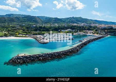 Porto e Marina a Tropea da drone, mar Tirreno, Calabria, Italia, Europa Foto Stock