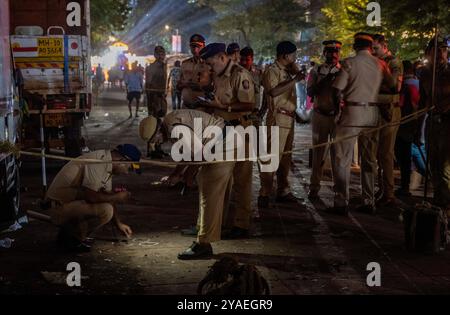 Mumbai, India. 13 ottobre 2024. MUMBAI, INDIA - 12 OTTOBRE: Polizia che indaga sul posto dopo aver sparato al leader dell'NCP Baba Siddique a Nirmal nagar, Bandra est, il 12 ottobre 2024 a Mumbai, India. Due persone sono state arrestate immediatamente dopo l'incidente che ha avuto luogo fuori dall'ufficio del suo figlio Zeeshan Siddiqui vicino a Colgate Ground a Nirmal Nagar, aggiunsero. (Foto di Satish Bate/Hindustan Times/Sipa USA ) credito: SIPA USA/Alamy Live News Foto Stock