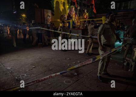 Mumbai, India. 13 ottobre 2024. MUMBAI, INDIA - 12 OTTOBRE: Polizia che indaga sul posto dopo aver sparato al leader dell'NCP Baba Siddique a Nirmal nagar, Bandra est, il 12 ottobre 2024 a Mumbai, India. Due persone sono state arrestate immediatamente dopo l'incidente che ha avuto luogo fuori dall'ufficio del suo figlio Zeeshan Siddiqui vicino a Colgate Ground a Nirmal Nagar, aggiunsero. (Foto di Satish Bate/Hindustan Times/Sipa USA ) credito: SIPA USA/Alamy Live News Foto Stock