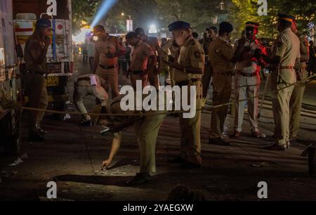 Mumbai, India. 13 ottobre 2024. MUMBAI, INDIA - 12 OTTOBRE: Polizia che indaga sul posto dopo aver sparato al leader dell'NCP Baba Siddique a Nirmal nagar, Bandra est, il 12 ottobre 2024 a Mumbai, India. Due persone sono state arrestate immediatamente dopo l'incidente che ha avuto luogo fuori dall'ufficio del suo figlio Zeeshan Siddiqui vicino a Colgate Ground a Nirmal Nagar, aggiunsero. (Foto di Satish Bate/Hindustan Times/Sipa USA ) credito: SIPA USA/Alamy Live News Foto Stock