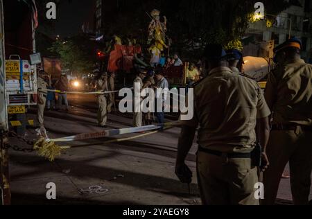 Mumbai, India. 13 ottobre 2024. MUMBAI, INDIA - 12 OTTOBRE: Polizia che indaga sul posto dopo aver sparato al leader dell'NCP Baba Siddique a Nirmal nagar, Bandra est, il 12 ottobre 2024 a Mumbai, India. Due persone sono state arrestate immediatamente dopo l'incidente che ha avuto luogo fuori dall'ufficio del suo figlio Zeeshan Siddiqui vicino a Colgate Ground a Nirmal Nagar, aggiunsero. (Foto di Satish Bate/Hindustan Times/Sipa USA ) credito: SIPA USA/Alamy Live News Foto Stock