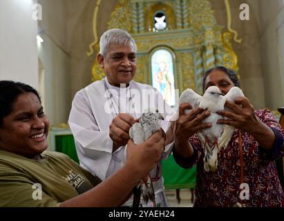 Mumbai, India. 13 ottobre 2024. MUMBAI, INDIA 13 OTTOBRE: In occasione del giorno della benedizione degli animali domestici, padre Giuseppe benedice gli animali domestici portati dagli amanti degli animali durante una cerimonia di benedizione degli animali presso la chiesa di nostra Signora della salute, Cavel, Kalbhadevi, il 13 ottobre 2024 a Mumbai, India. (Foto di Anshuman Poyrekar/Hindustan Times/Sipa USA ) crediti: SIPA USA/Alamy Live News Foto Stock