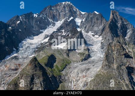 La cima del Monte bianco e due ghiacciai, a sinistra - il claciere di Brouillard e a destra - il ghiacciaio di Freney. Vista dalla Valle d'Aosta, Italia. Foto Stock