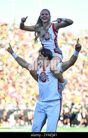 Eugene, Oregon, Stati Uniti. 12 ottobre 2024. Le cheerleader dello stato dell'Ohio dopo che i Buckeyes segnarono nella partita di football NCAA tra gli Ohio State Buckeyes e gli Oregon Ducks a Eugene, Oregon. L'Oregon sconfisse l'Ohio State 32-31. Steve Faber/CSM/Alamy Live News Foto Stock